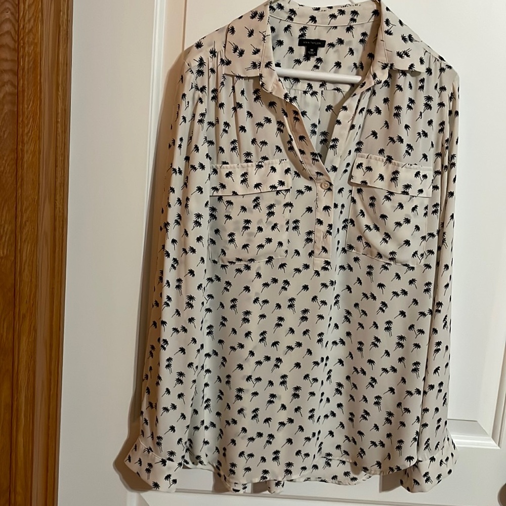 Ann Taylor Palm Tree 🌴 Print Camp Shirt , pointed collar, cuff sleeve